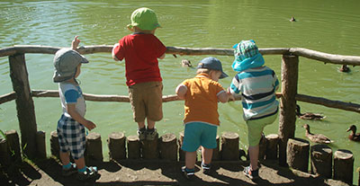Tagesmutter in Greifswald Kinder am Teich